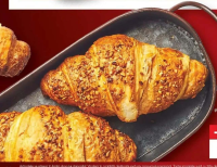 Croissant cu umplutură de cremă nougat și alune de pădure proaspăt copt 86 g