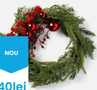 Coroniță decorativă cu globuri și bobițe roșii